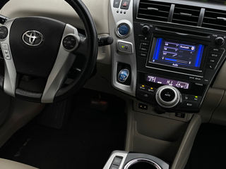 Toyota Prius v foto 9