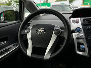 Toyota Prius v foto 13