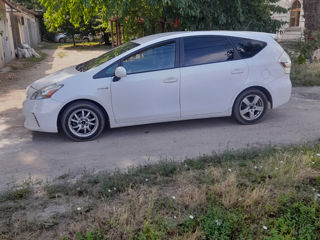 Toyota Prius v foto 2