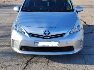 Toyota Prius v foto 7