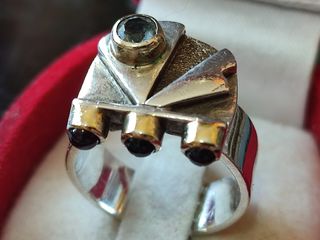 дизайнерское кольцо серебро + золото  с гранатами и топазом всё натуральное  проверяем !  17.5 раз