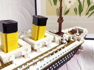 Vând Lego Titanic 2800 de piese foto 3