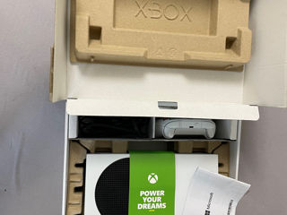 Продам приставку Xbox Series S 8 гигов оперативной памяти и 500 встроенной foto 1