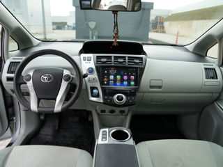 Toyota Prius v foto 9