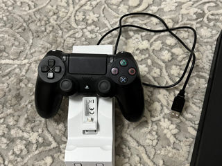 Ps4 cu un set de jocuri, un controler și o stanție de încărcat controlerele foto 2