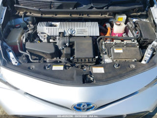 Toyota Prius v foto 6