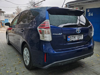 Toyota Prius v foto 5