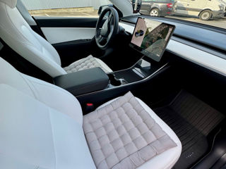 Tesla Model Y foto 8