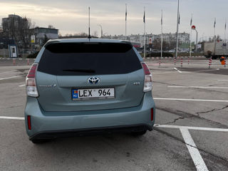 Toyota Prius v foto 6