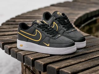 Nike Air Force 1 Low Black/Gold foto 1