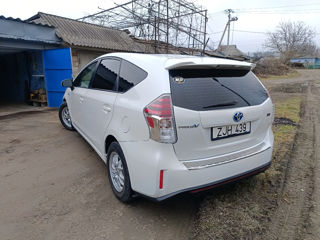 Toyota Prius v foto 4