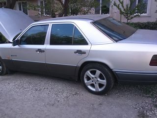 Mercedes Series (W124) foto 1