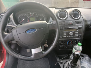 Ford Fiesta foto 1