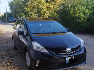 Toyota Prius v foto 3