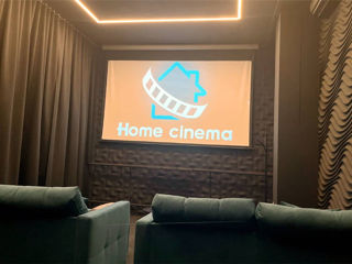 O sesiune privată de film pentru un grup de prieteni de la cinematograful VIP Home Cinema