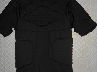 продам компрессионная-защитная футболка размер М: зашита груди и спины за 200 лей foto 2