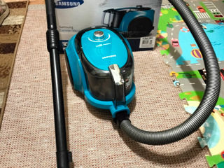 Aspirator Samsung cu conteiner