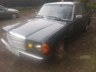 Mercedes Series (W123) foto 1