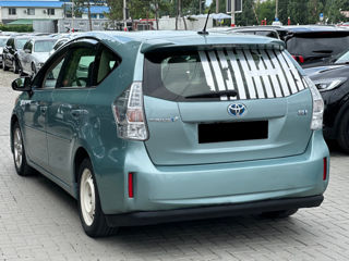 Toyota Prius v foto 5