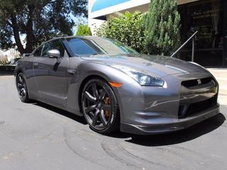 Nissan GT-R foto 2