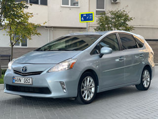 Toyota Prius v foto 2