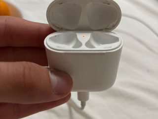 se vinde case airpods originale generația a doua merge se inacrca foto 3