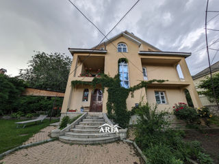 Vând casă în Chișinău, Centru, 8 ari, 196m, 4 dormitoare, garaj, saună, grădină