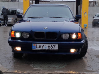 BMW 5 Series foto 1