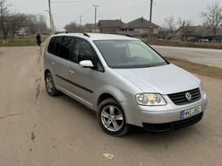 Volkswagen Touran foto 2