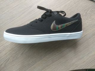 nike solar check canvas