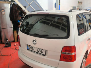 Volkswagen Touran foto 2