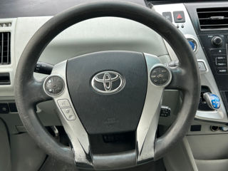 Toyota Prius v foto 11