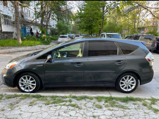 Toyota Prius v foto 2