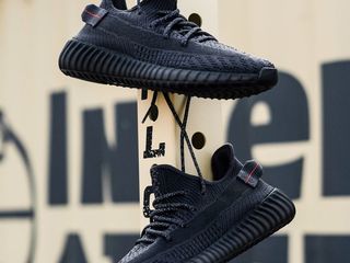 yeezy boost 350 v2 black reflective laces