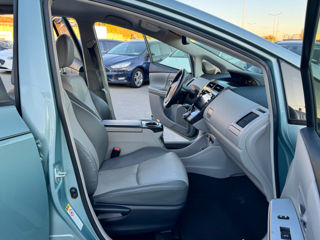 Toyota Prius v foto 18