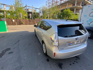 Toyota Prius v foto 3