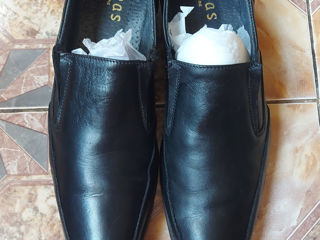 1.Pantofi clasici mar.39-300lei2.Papuci mar 38-100lei