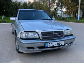 Mercedes C-Class foto 1