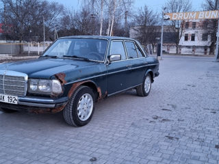 Mercedes Series (W123) foto 2