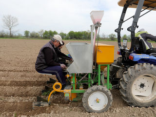 Se vinde mașină de plantat cartofi cu 2 rânduri si distribuitor de îngrășământe