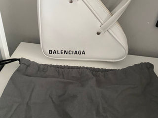 Культовая сумка Balenciaga triangle. Очень удобная в носке . Вмещает телефон и кошелек foto 2