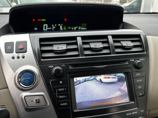 Toyota Prius v foto 12