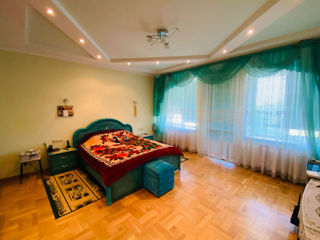 Casă în 4 niveluri! Ciocana, str. Chicago, 300 m2 + 18 ari. Euroreparație! Saună + Bazin!!! foto 2