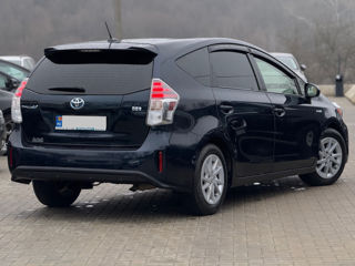 Toyota Prius v foto 3