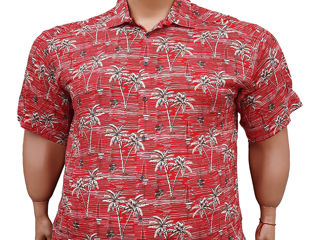 Красная гавайская рубашка большого размера.