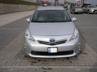 Toyota Prius v foto 2