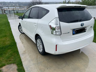 Toyota Prius v foto 2