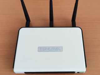 Se vinde router TL-WR1043ND