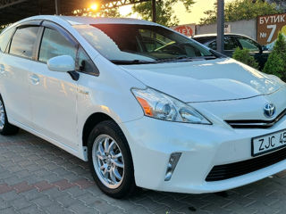 Toyota Prius v foto 1