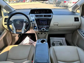 Toyota Prius v foto 6